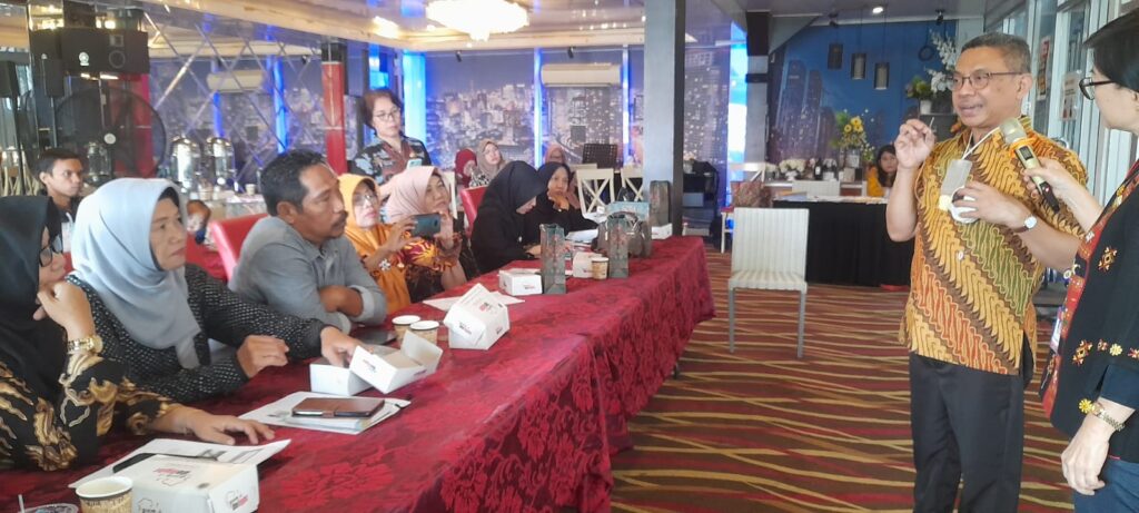 dr. Nanan Surya Perkasa, Sp.A., M.Kes menunjukkan alat bantu ASI